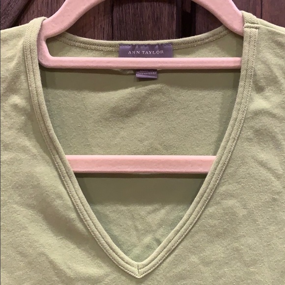 cotton/spandex Ann Taylor v neck short sleeve tee - Picture 2 of 10